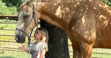 Девочка удивила родителей, заехав на пони прямо в свою комнату (видео)