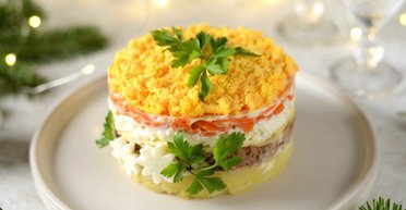 На праздничный стол: рецепт салата "Мимоза" со скумбрией