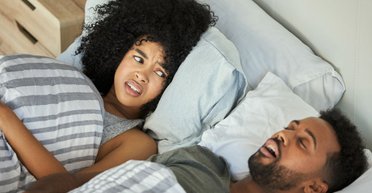 Їх варто виключити з раціону, щоб перестати хропіти: експерти назвали ці продукти