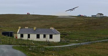 Свята завжди "запізнюються": острів, на якому живуть 30 осіб, дивує туристів (фото)