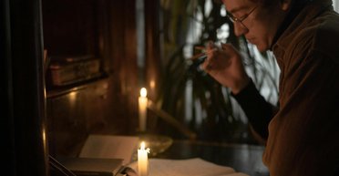 Графики отключений света на 12 февраля: кто сегодня будет сидеть без электричества по 17 часов