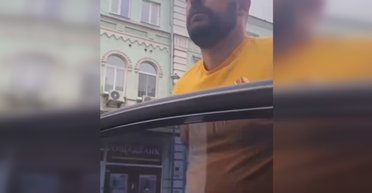 Языковой скандал: Арестович вступилися за таксиста, который выгнал украинку из машины
