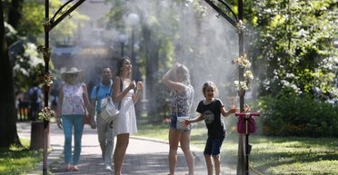 Антициклон смягчит жару: прогноз погоды в Украине на сегодня (метеокарта)