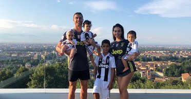 Наречена Кріштіану Роналду показала нові кадри з дітьми (фото)