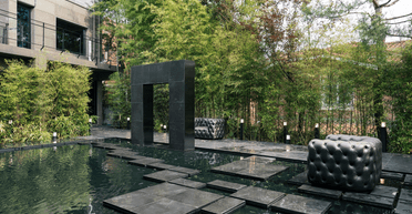 Відвідувачам кафе, в якому дощ іде кожні 15 хвилин, пропонують парасольки (відео)