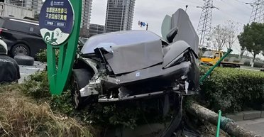 Разбитый эксклюзив: самое быстрое авто в мире впервые попало в ДТП (фото)