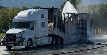 ДТП на полмиллиона: дорогие суперкары сгорели дотла на автовозе (фото)