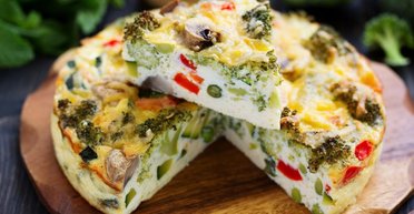 Несладкая творожная запеканка с овощами: вкусное летнее блюдо