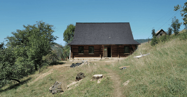 "Було лячно": пара купила та відремонтувала гуцульську хату в Карпатах (фото)