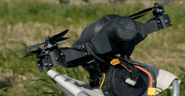 РЕБ не страшна: український FPV-дрон "Бандерик-Стрічка" тягне дріт від оператора (відео)