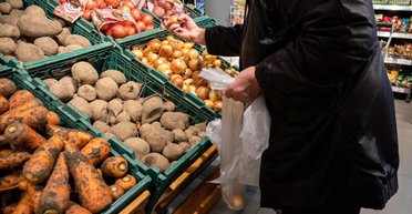 Цены на продукты не удивляют рекордами: на каких покупках украинцы могут сэкономить