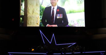 Принц Гаррі продемонстрував свої військові медалі (фото)