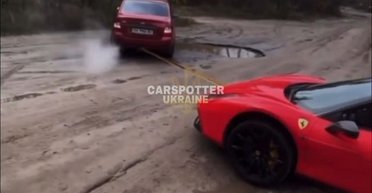 В Украине суперкар Ferrari за $250 000 застрял на бездорожье: его вытаскивала Lada (видео)