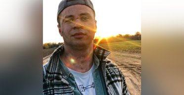 Звезда сериала "Друзья" чуть не убил человека, приняв его за россиянина