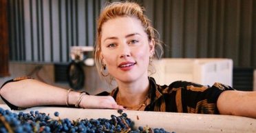 Щаслива і спокійна: Ембер Герд помітили в Мадриді на прогулянці з донькою