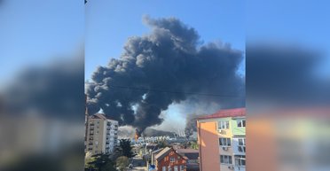 Атаку було видно з космосу: у російському Туапсе продовжує палати порт та НПЗ (відео)