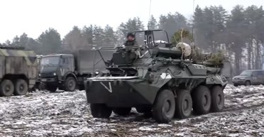 Окупанти сфотографувалися на тлі знищеної техніки РФ і верифікували штабну машину (фото)