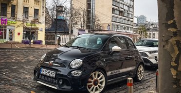 Карманная ракета: в Киеве заметили миниатюрный заряженный спорткар из Италии (фото)