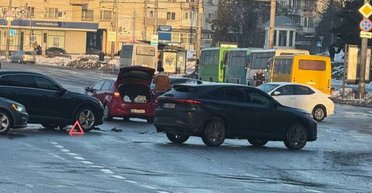 Ожеледиця в Києві: в столиці та передмісті вже сталось кілька аварій через складні погодні умови (відео)