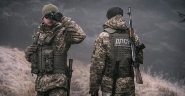 Три дружини, троє дітей і сам таджик: прикордонники затримали незвичайного ухилянта (фото)