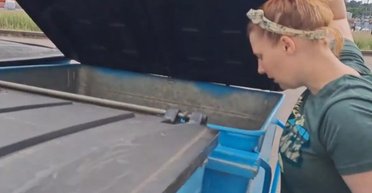 Жінка 10 років шукає "скарби" у сміттєвих баках і продає їх в інтернеті (фото)