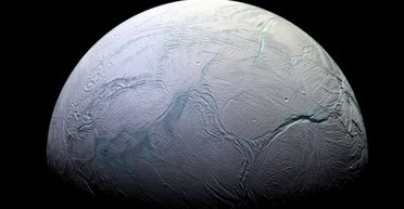 Ученые рассказали, возможна ли жизнь на Энцеладе и почему важно исследовать спутник