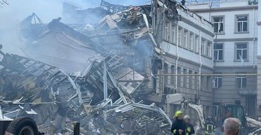 Под завалами нашли 21-летнего парня: Зеленский отреагировал на обстрел Одессы и Николаева (видео)