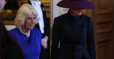 Эксперт по языку тела рассказал, почему Мелания Трамп надела в Виндзоре гигантскую шляпу (видео)