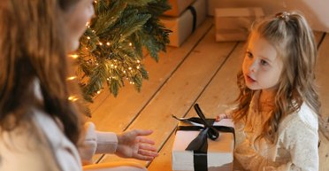 Что подарить ребенку на Николая: идеи под подушку для мальчика и девочки