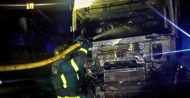 Пожар на стоянке ТЦ и разбитые авто: ВС РФ ударили по спасателям в Киевской области (видео)