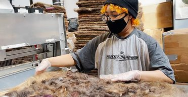 Вміють не тільки забивати злив у ванній: людське волосся здатне очищати океан від нафти