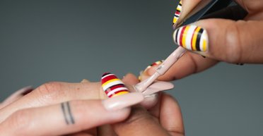 Манікюр на День святого Валентина 2025: трендові ідеї для покриття нігтів (фото)