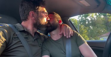 Скандал у війську: офіцер ЗСУ, який цілувався з чоловіком, скаржиться на погрози (фото, відео)