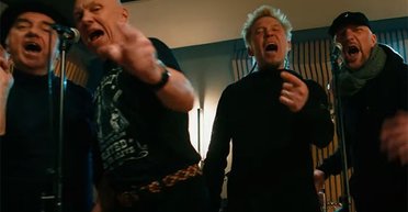 Российские рокеры скандальной агиткой "Я остаюсь" признали, что Путин отбросил их в 90-е