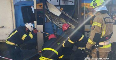 Трагическое ДТП в Киеве с грузовиком и маршруткой: есть погибшая, возросло количество пострадавших (фото)