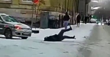 Во Львове пешеход поскользнулся на дороге и упал прямо под машину (видео)