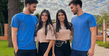 Зводять з розуму: схожі, як дві краплі води, сестри зустрічаються з братами-близнюками (фото)