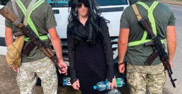 Купив у секонд-хенді: одесит переодягнувся в жінку, щоб утекти за кордон (відео)