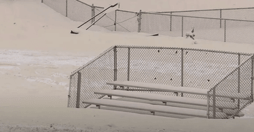 Вкрив майже все місто: людей попередили про "небезпечний" коричневий сніг (фото)