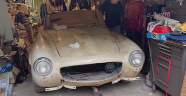 Раритетний спорткар Mercedes-Benz 50-х уперше помили за 60 років (відео)