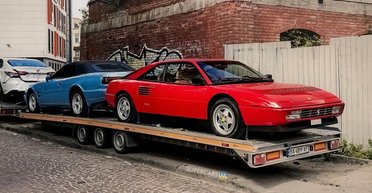 Гости из 90-х: в Украину привезли раритетные суперкары Ferrari и Aston Martin (фото)