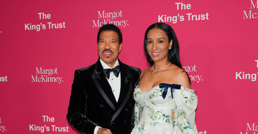 Лайонел Річі вийшов у світ з молодшою на 40 років коханою (фото)