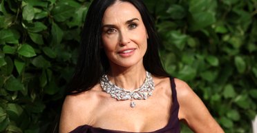 62-летняя Деми Мур в вечернем платье Dior блистала на красной дорожке Gotham Awards (фото)