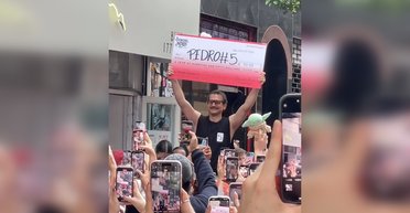 Жена вытащила на событие: в Нью-Йорке выбрали лучшего двойника Педро Паскаля (видео)