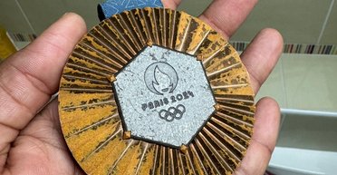 Облезли и кошмарно выглядят: спортсмены показали, как выглядят награды Олимпиады в Париже 2024