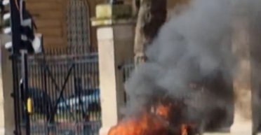 Вибух і вогонь: біля воріт Букінгемського палацу спалахнула пожежа (відео)