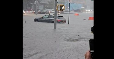 "Гігантський басейн": у Нью-Йорку через рясні зливи запровадили надзвичайний стан (фото, відео)