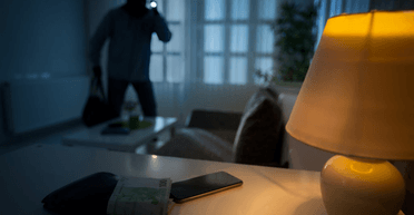 Живуть у страху: жінка розповіла, що хтось постійно заходить у будинок, коли нікого немає