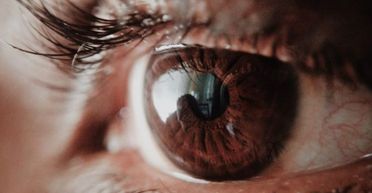 Жінка знайшла фото на телефоні чоловіка: найцікавіше було у відблиску очей (фото)