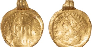 Первое свидетельство: в Эссексе металлоискателем нашли редкий золотой кулон (фото)